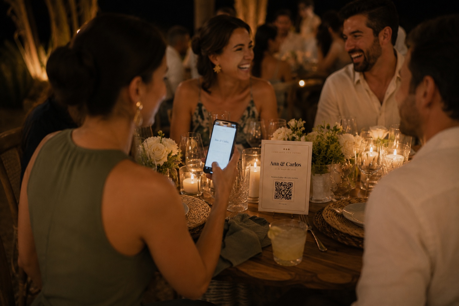 Invitada escaneando código QR de boda en mesa con velas